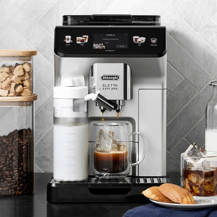 DeLonghi ECAM45086S preparando café frío en vaso largo en ambiente de cocina