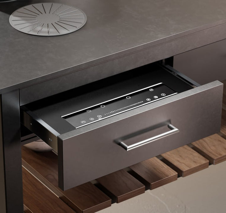 Cajón de control del cooktop Invisacook abierto bajo la encimera con panel táctil de inducción