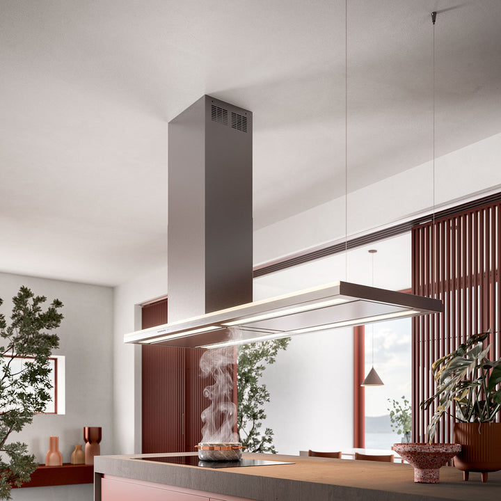 Campana lineal Falmec Lumen 175 suspendida sobre isla en cocina contemporánea