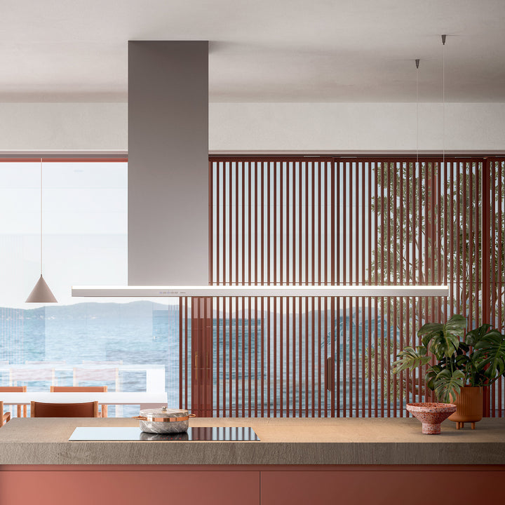 Campana de isla Falmec Lumen 175 con luz LED lineal en cocina moderna de diseño