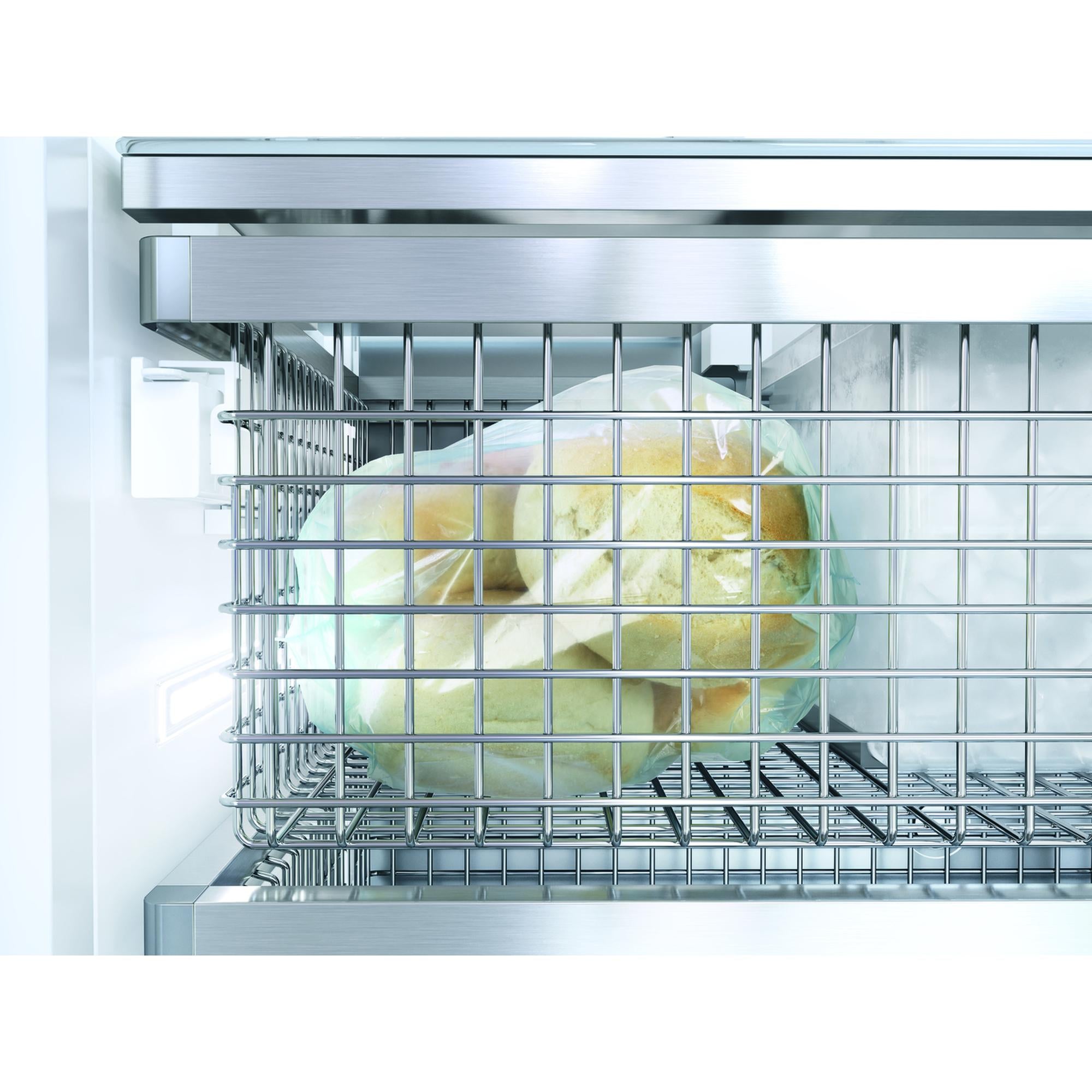 Cesta metálica de congelación del Miele F 2812 Vi MasterCool con alimentos, vista interior de detalle