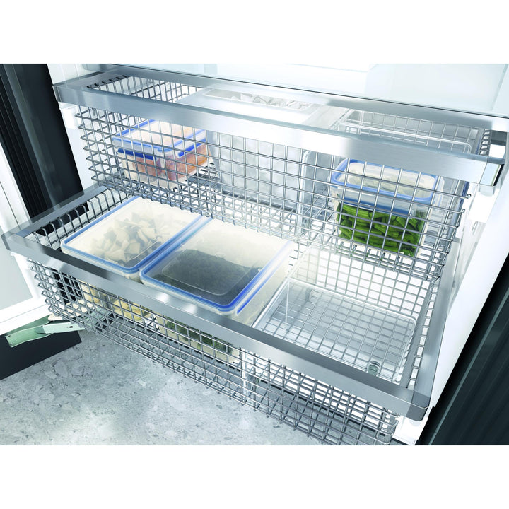 Detalle de las cestas metálicas extraíbles y baldas del congelador Miele F 2812 Vi MasterCool con sistema NoFrost