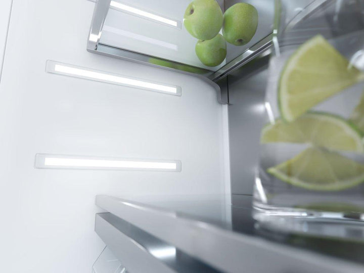 Tiras LED BrilliantLight iluminando el interior de la nevera de columna Miele K 2802 Vi MasterCool