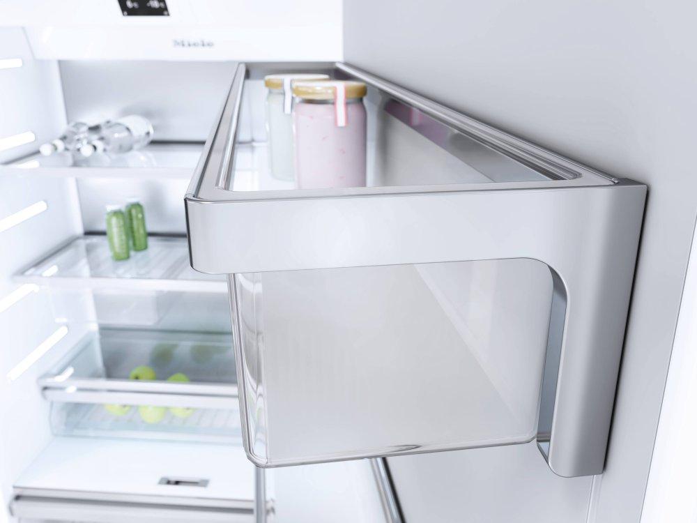 Detalle del balconcito y cajón MasterFresh de la nevera Miele K 2802 Vi con acabado en acero inoxidable