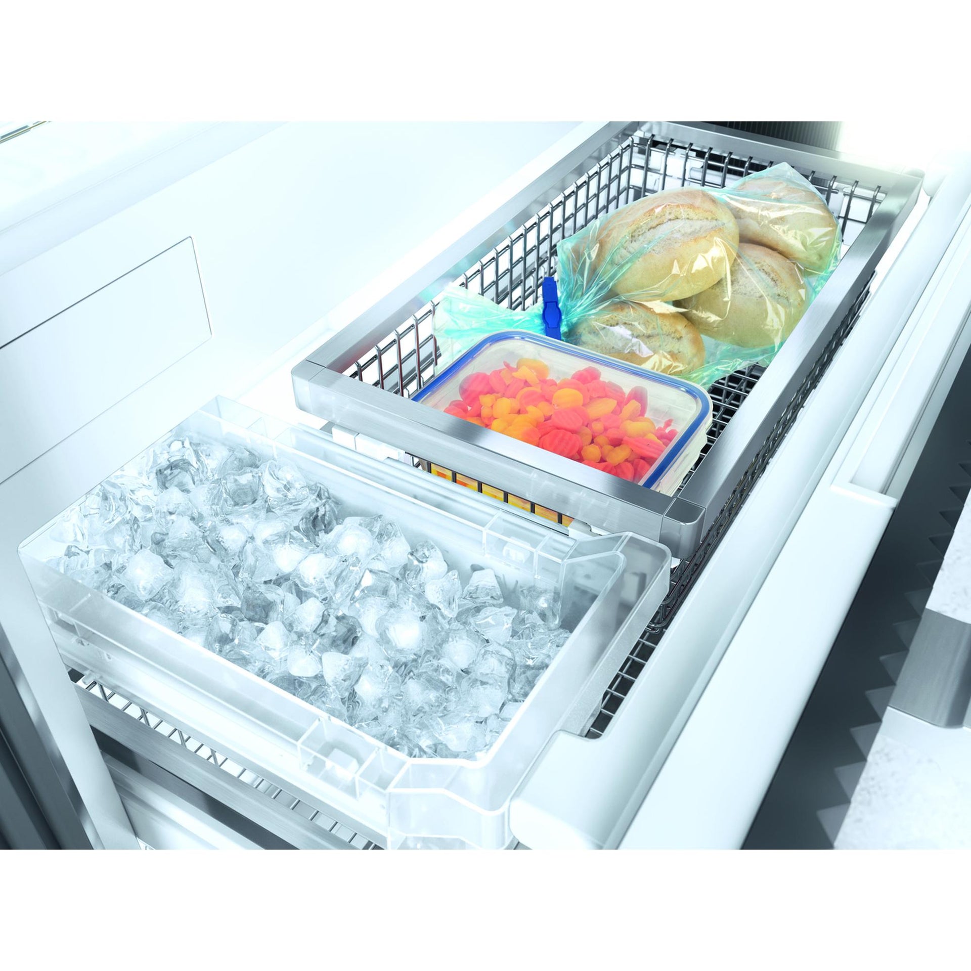 Cajón del congelador inferior del Miele KF 2902 Vi con cubitos de hielo y alimentos organizados; sistema NoFrost