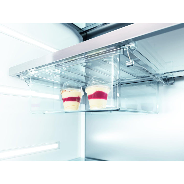 Cajón superior MasterFresh con postres bajo la iluminación LED del Miele KF 2902 Vi