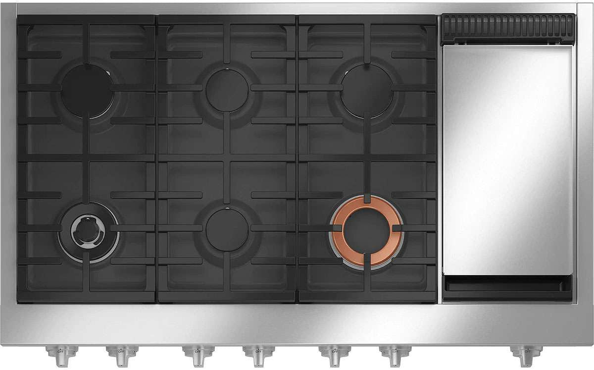 Café CGU486P3TD1 — vista superior de la cubierta de gas de 48" en acero inoxidable con 6 quemadores, quemador Inspiral de cobre y plancha integrada