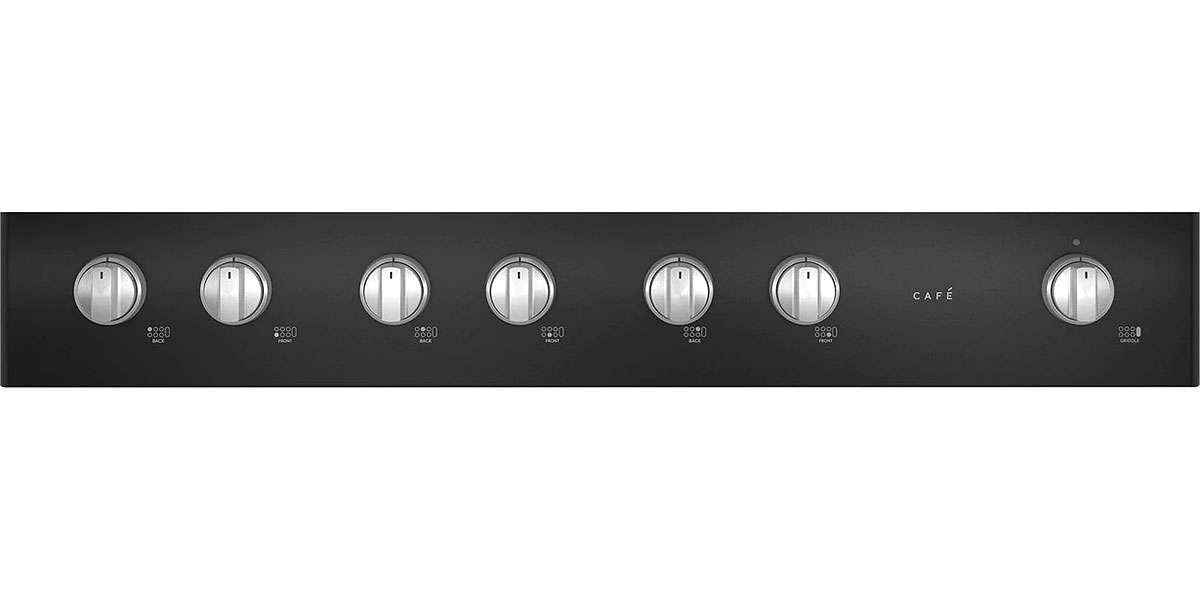 Café CGU486P3TD1 — detalle del panel de perillas de control en acabado negro mate