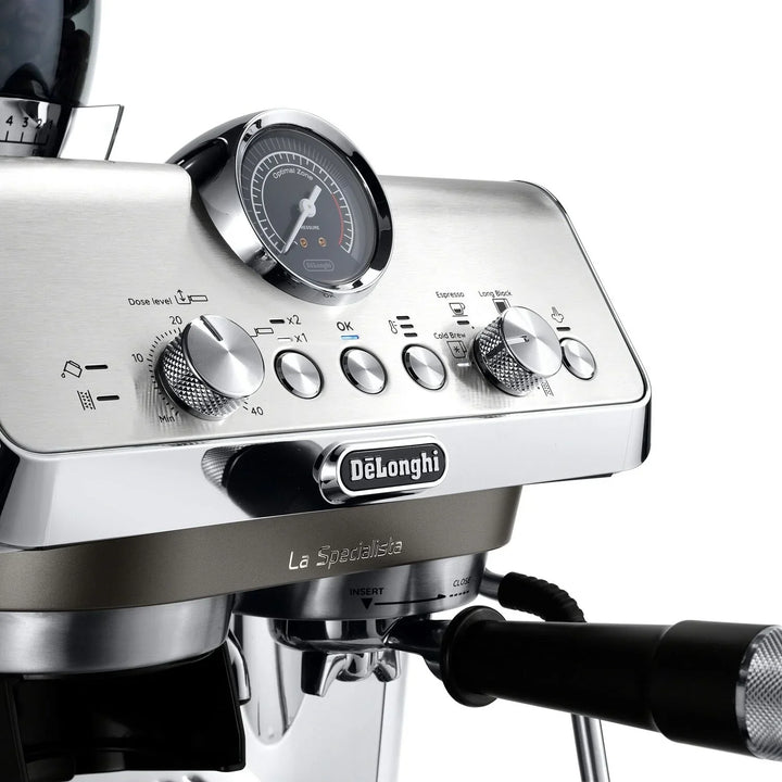 Detalle del manómetro y controles de la cafetera espresso DeLonghi La Specialista EC9255M en acero